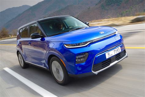 Aug 10, 2023 · A funky and affordable electric car with a long range and a seven-year warranty. Read our in-depth review of the Kia Soul EV, its performance, charging, interior and rivals. 
